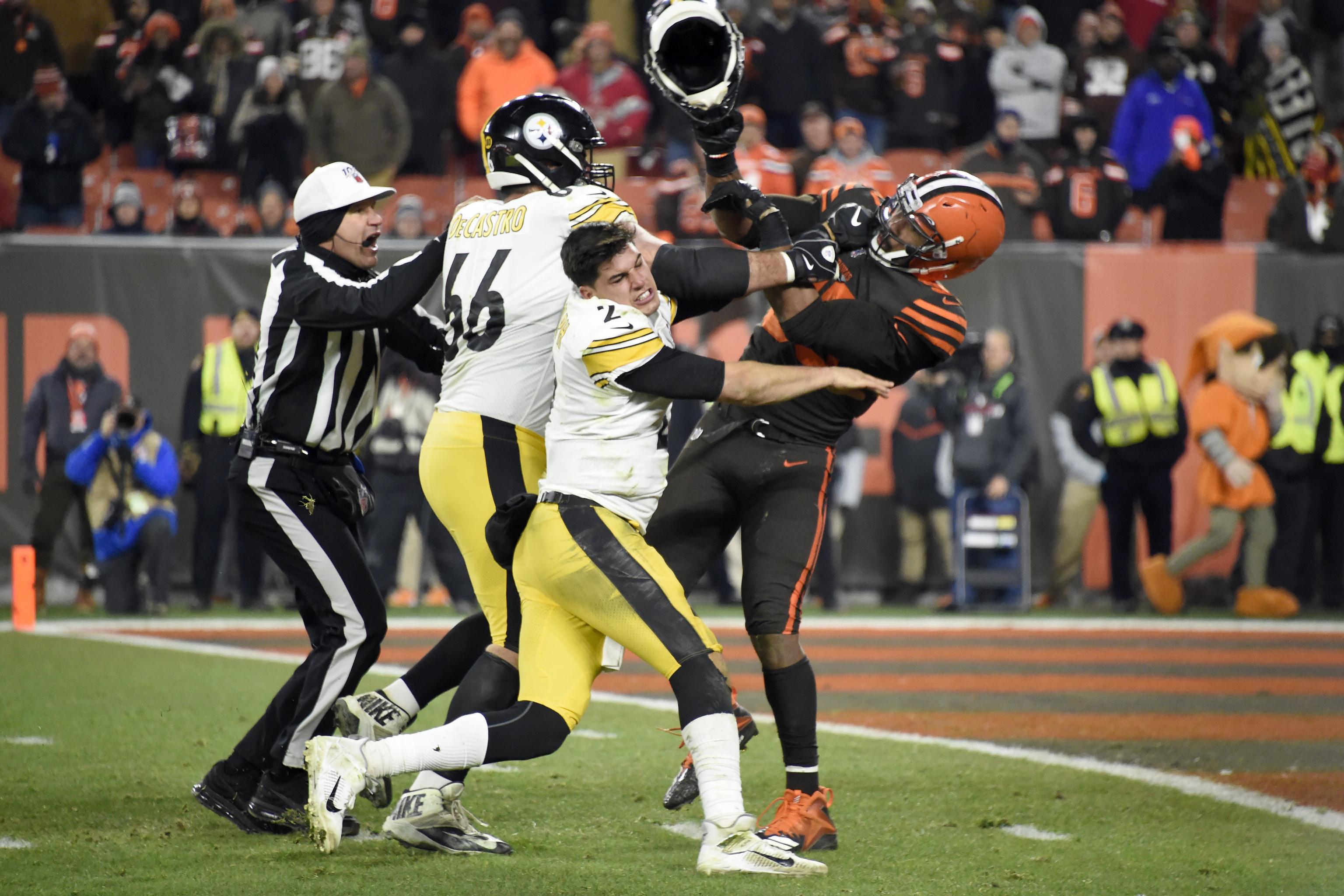 Bleacher Report on X: Myles Garrett just ripped Mason Rudolph's helmet off  and struck him in the head with it. Steelers linemen throwing punches. Wow.   / X