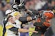 Myles Garrett, defensive end de los Browns de Cleveland, usa el casco de Mason Rudolph, de los Steelers de Pittsburgh, para golpearlo al final del partido del jueves 14 de noviembre de 2019 (AP Foto/David Richard)