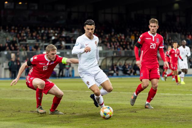 LUXEMBOURG, LUXEMBOURG - NOVEMBER 17: Laurent Jans of Luxemburg, Cristiano Ronaldo of Portugal and Dave Turpel of Luxemburg battle for the ball during the UEFA Euro 2020 Qualifier between Luxembourg and Portugal on November 17, 2019 in Luxembourg, Luxembourg. (Photo by TF-Images/Getty Images)