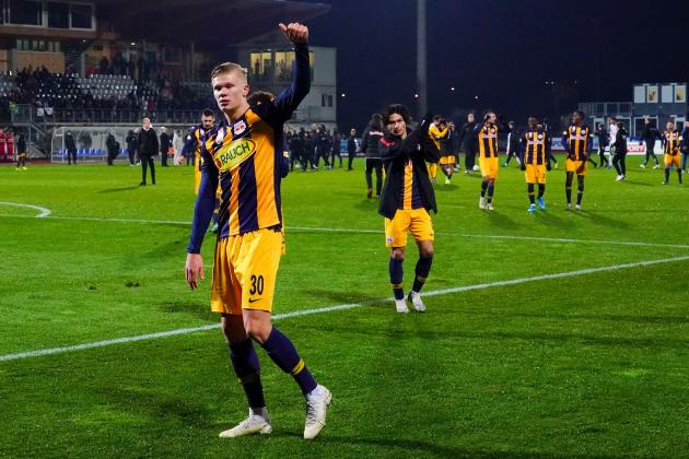 WOLFSBERG, AUSTRIA - NOVEMBER 10: Erling Braut Haaland of Salzburg and Takumi Minamino of Salzburg during the tipico Bundesliga match between RZ Pellets WAC and FC Red Bull Salzburg at Lavanttal Arena on November 10, 2019 in Wolfsberg, Austria. (Photo by Markus Tobisch/SEPA.Media /Getty Images)