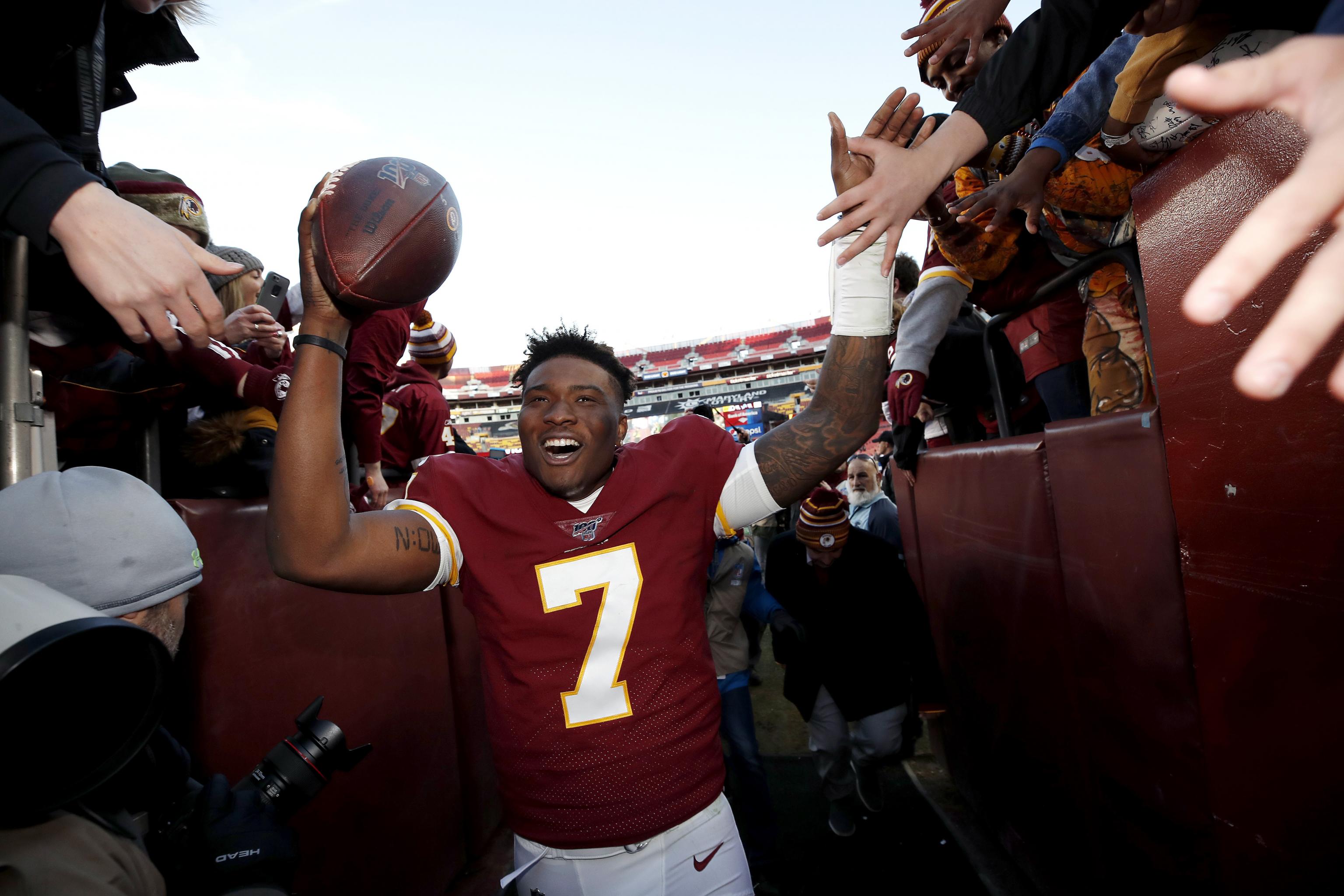 Dwayne Haskins misses Redskins' final play to take selfies with fans