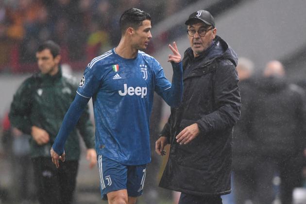 Juventus' Portuguese forward Cristiano Ronaldo and Juventus' Italian coach Maurizio Sarri during the UEFA Champions League group D football match between FC Lokomotiv Moscow and Juventus at Moscow's RZD Arena stadium on November 6, 2019. (Photo by Kirill KUDRYAVTSEV / AFP) (Photo by KIRILL KUDRYAVTSEV/AFP via Getty Images)