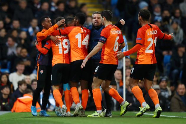 MANCHESTER, ENGLAND - NOVEMBER 26: Manor Solomon of Shakhtar Donetsk celebrates with teammates after scoring his team's first goal during the UEFA Champions League group C match between Manchester City and Shakhtar Donetsk at Etihad Stadium on November 26, 2019 in Manchester, United Kingdom. (Photo by Michael Steele/Getty Images)