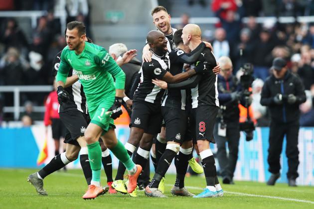 NEWCASTLE UPON TYNE, ENGLAND - NOVEMBER 30: Jonjo Shelvey of Newcastle United celebrates with teammates after scoring his team's second goal during the Premier League match between Newcastle United and Manchester City at St. James Park on November 30, 2019 in Newcastle upon Tyne, United Kingdom. (Photo by Ian MacNicol/Getty Images)
