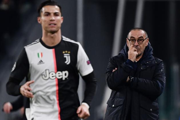 Juventus' Italian coach Maurizio Sarri (R) looks on as Juventus' Portuguese forward Cristiano Ronaldo runs past during the UEFA Champions League Group D football match Juventus Turin vs Atletico Madrid on November 26, 2019 at the Juventus Allianz stadium in Turin. (Photo by Marco Bertorello / AFP) (Photo by MARCO BERTORELLO/AFP via Getty Images)