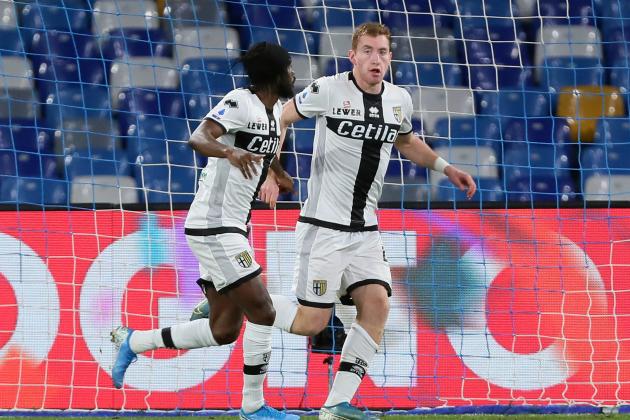 NAPLES, ITALY - DECEMBER 14: Dejan Kulusevski of Parma Calcio celebrates after his goal with teammate Gervinho during the Serie A match between SSC Napoli and Parma Calcio at Stadio San Paolo on December 14, 2019 in Naples, Italy. (Photo by MB Media/Getty Images)