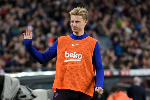 Barcelona's Dutch midfielder Frenkie De Jong warms up during the Spanish league football match FC Barcelona against Deportivo Alaves at the Camp Nou stadium in Barcelona on December 21, 2019. (Photo by LLUIS GENE / AFP) (Photo by LLUIS GENE/AFP via Getty Images)