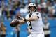 El quarterback Drew Brees, de los Saints de Nueva Orleáns, lanza un pase en el duelo con los Panthers de Carolina, el domingo 29 de diciembre de 2019, en Charlotte, Carolina del Norte. (AP Foto/Brian Blanco)