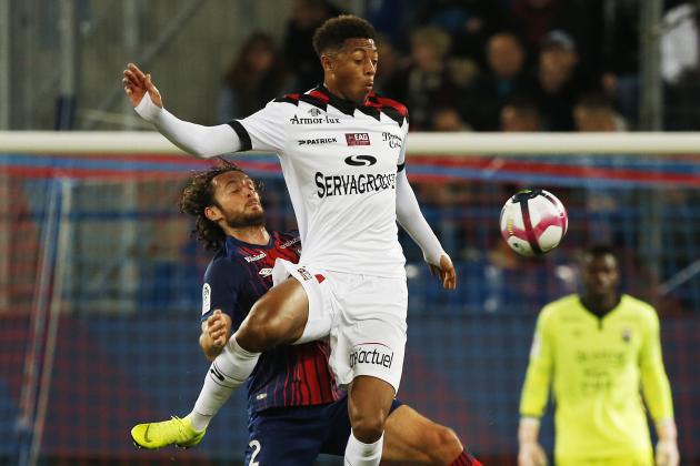 Guingamp's French forward Nathael Julan (R) vies for the ball with Caen's French defender Paul Baysse (L) during the French L1 football match between Caen (SMC) and Guingamp (EAG) on October 20, 2018, at the Michel d'Ornano stadium, in Caen, northwestern France. (Photo by CHARLY TRIBALLEAU / AFP)        (Photo credit should read CHARLY TRIBALLEAU/AFP via Getty Images)
