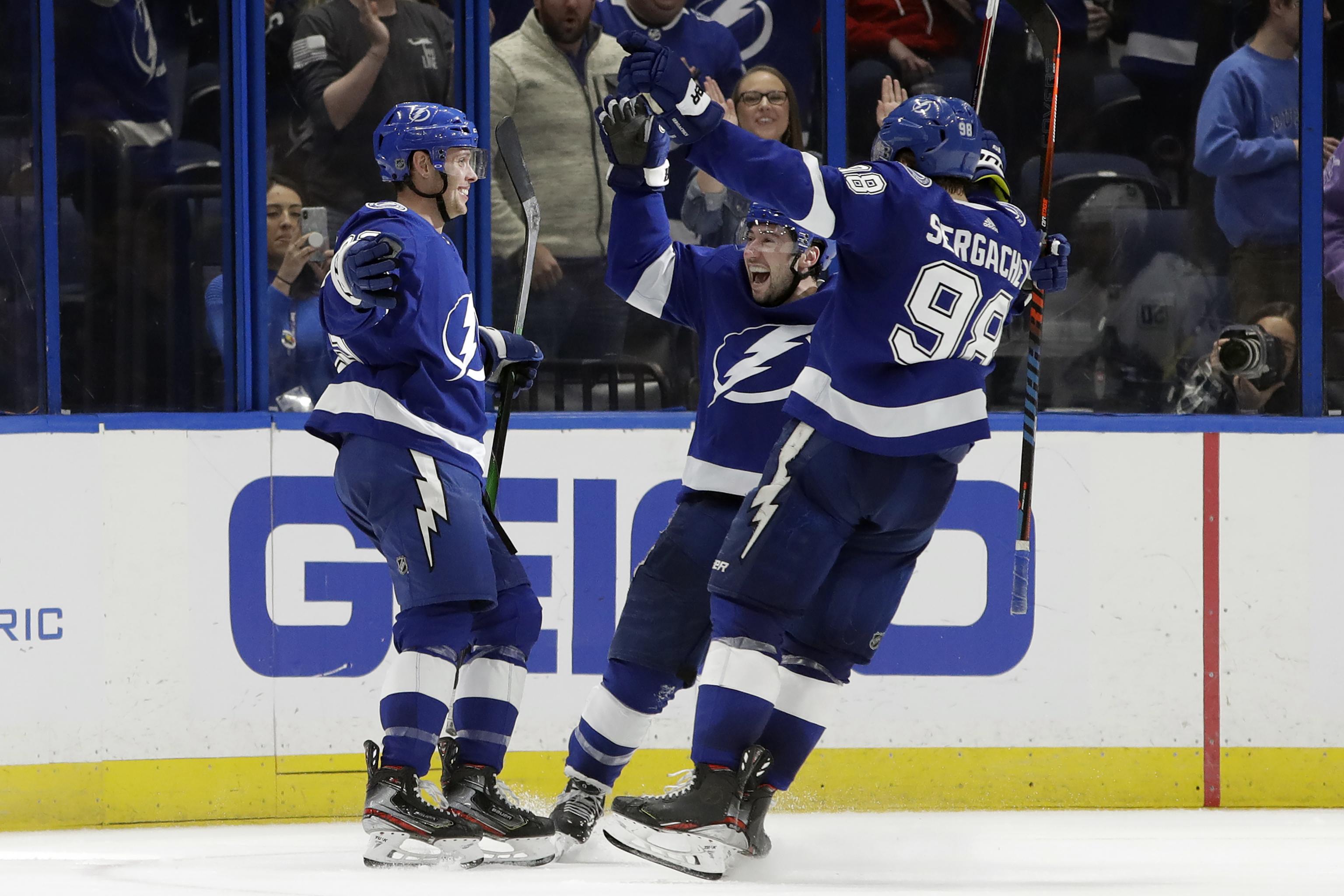 Stamkos gets 500th goal in hat trick, Lightning beat Canucks