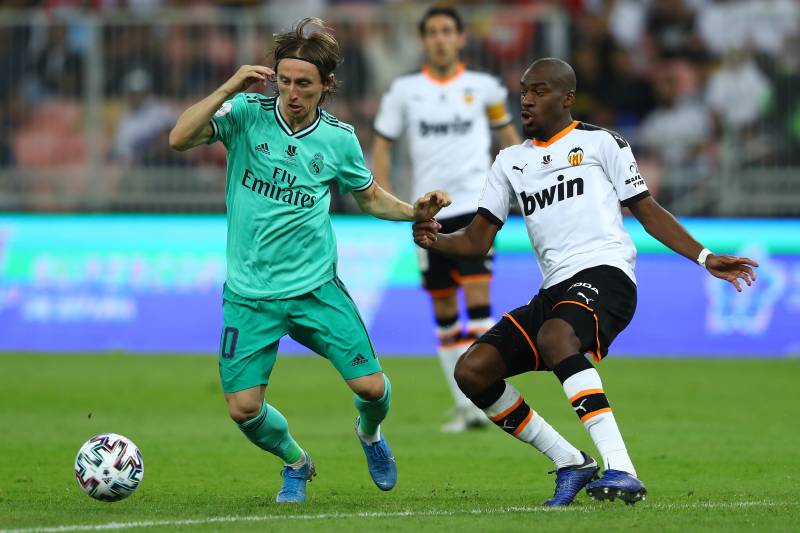 Real Madrid’s Toni Kroos puts remarkable corner-kick shot in the net during Super Cup match vs. Valencia