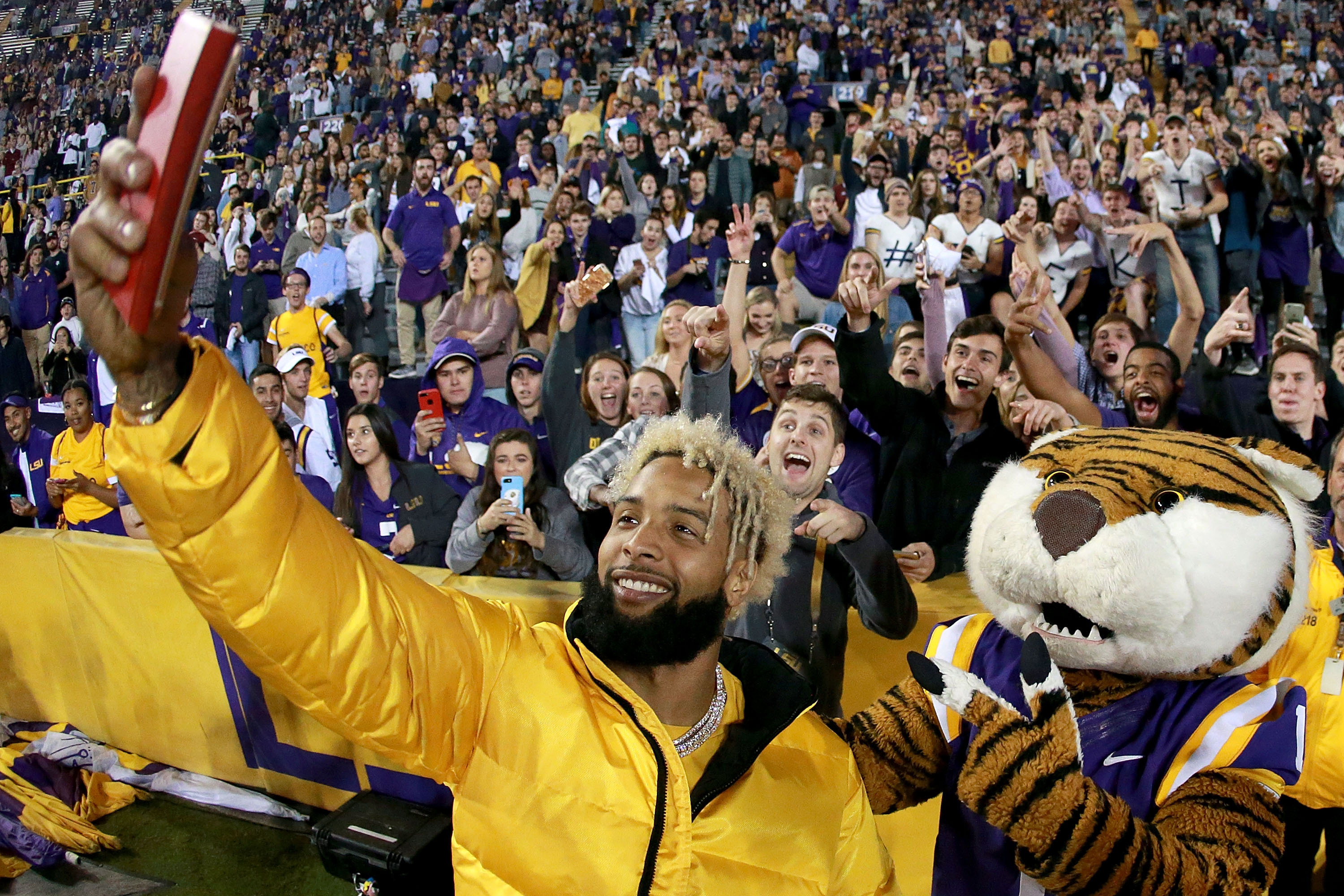 Odell Beckham Jr. gives LSU players Beats headphones for inspiration