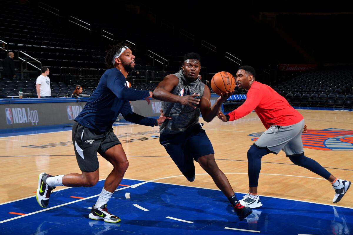 Watch Zion Williamson's BetweentheLegs Dunk at MSG Before Pelicans vs
