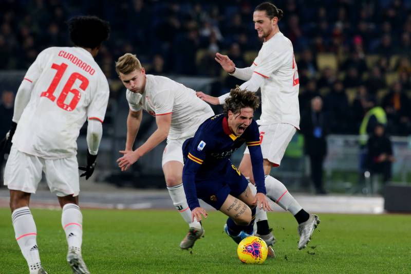 ROME, ITALY - JANUARY 12: Nicolò Zaniolo of AS Roma competes for the ball with Adrien Rabiot and Matthijs de Ligt of Juventus , during the Serie A match between AS Roma and Juventus at Stadio Olimpico on January 12, 2020 in Rome, Italy. (Photo by MB Media/Getty Images)