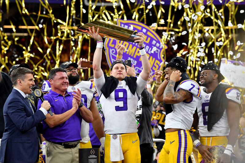 Joe Burrow Lsu Players Smoke Cigars After Win Police Officer