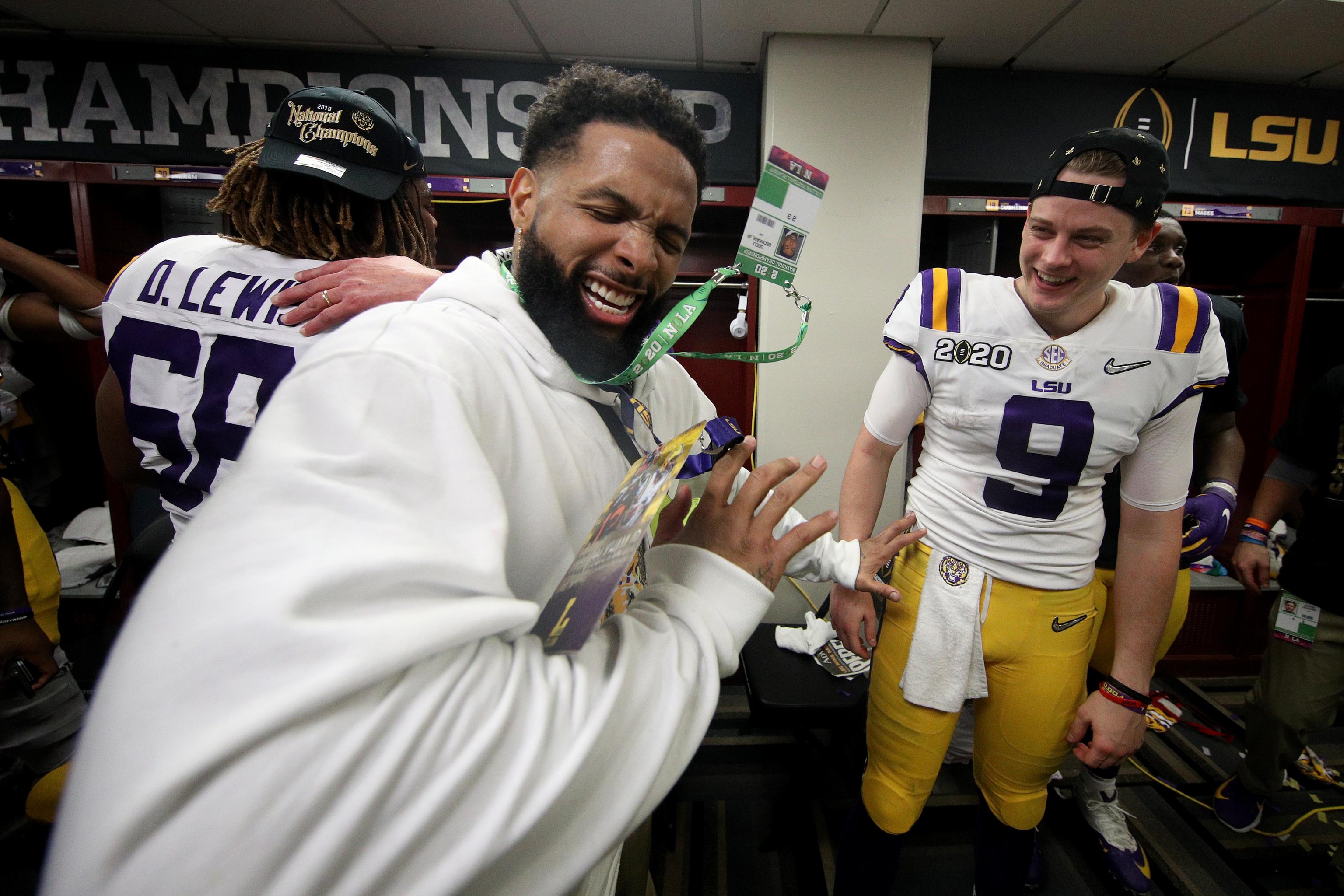 Odell Beckham Jr. seen handing wads of cash to LSU players following  National Championship football game (video)