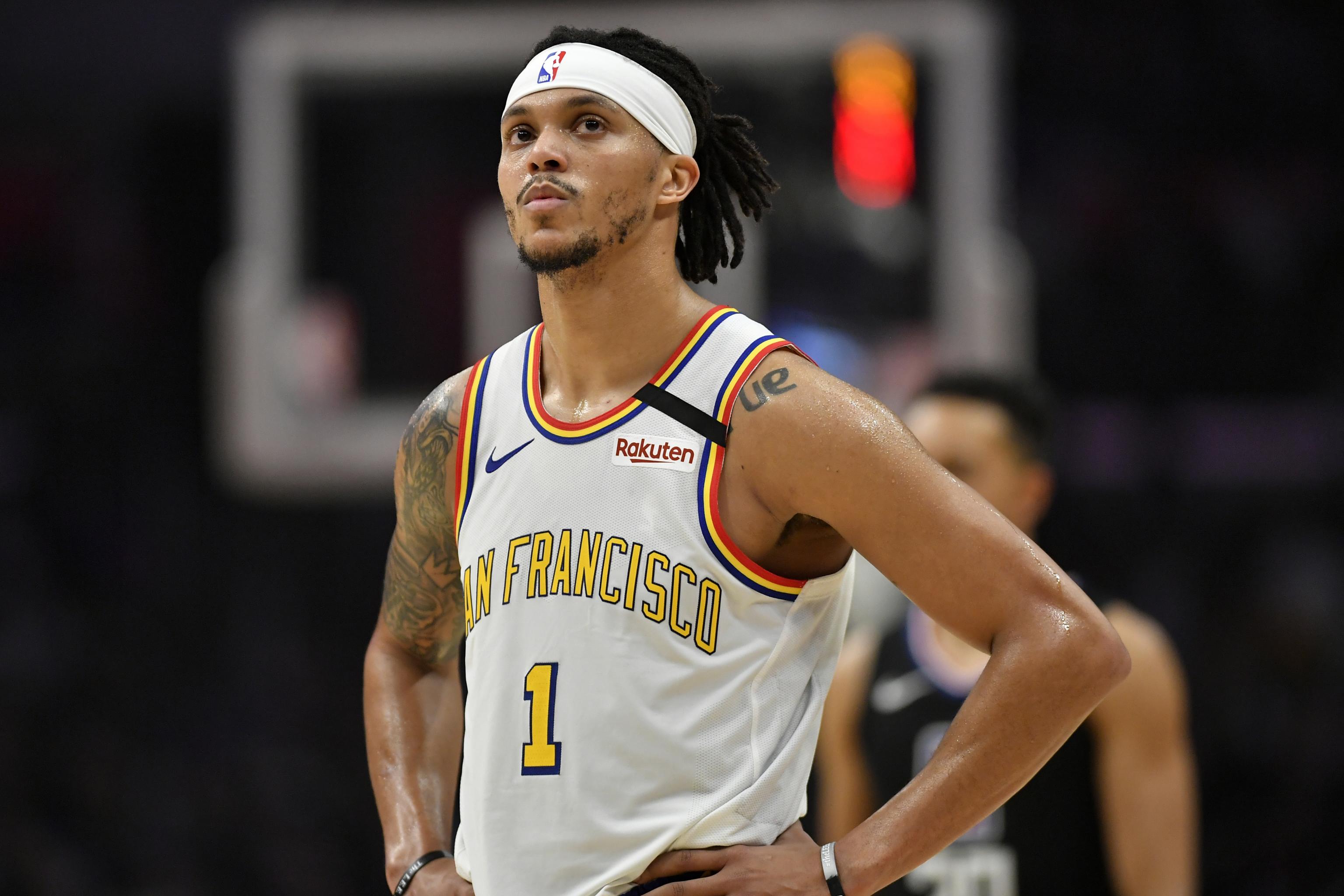 Damion Lee's late 3 lifts Warriors to 1st victory