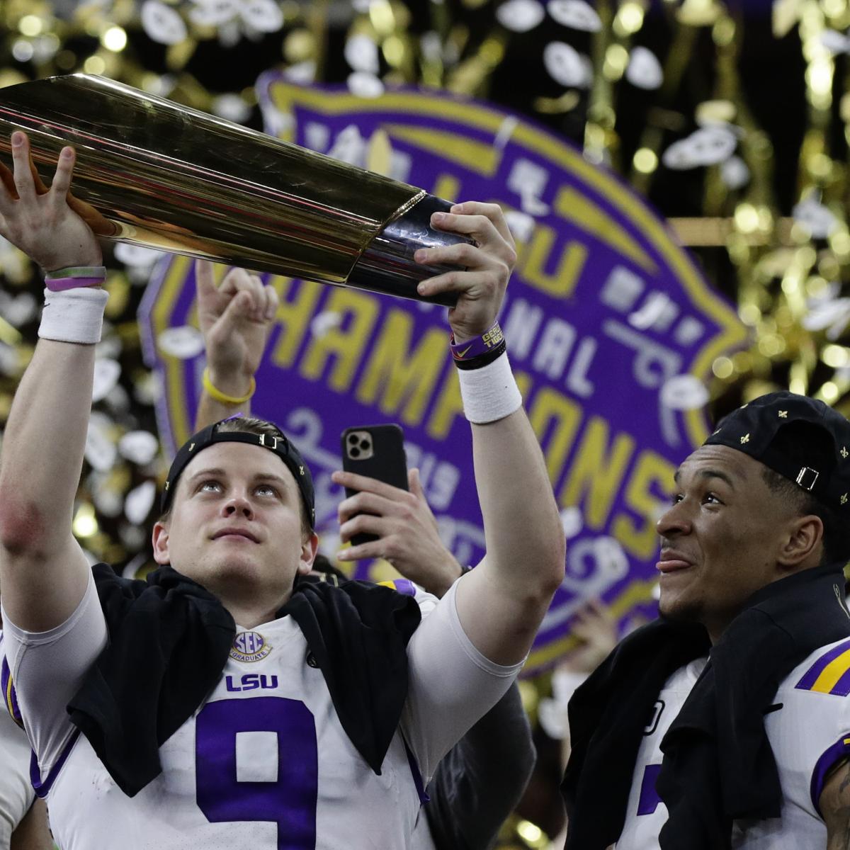 LSU quarterback Joe Burrow presents President Trump with a jersey