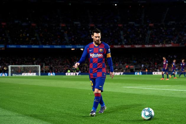 BARCELONA, SPAIN - JANUARY 19: Lionel Messi of FC Barcelona looks at the ball during the Liga match between FC Barcelona and Granada CF at Camp Nou on January 19, 2020 in Barcelona, Spain. (Photo by Alex Caparros/Getty Images)