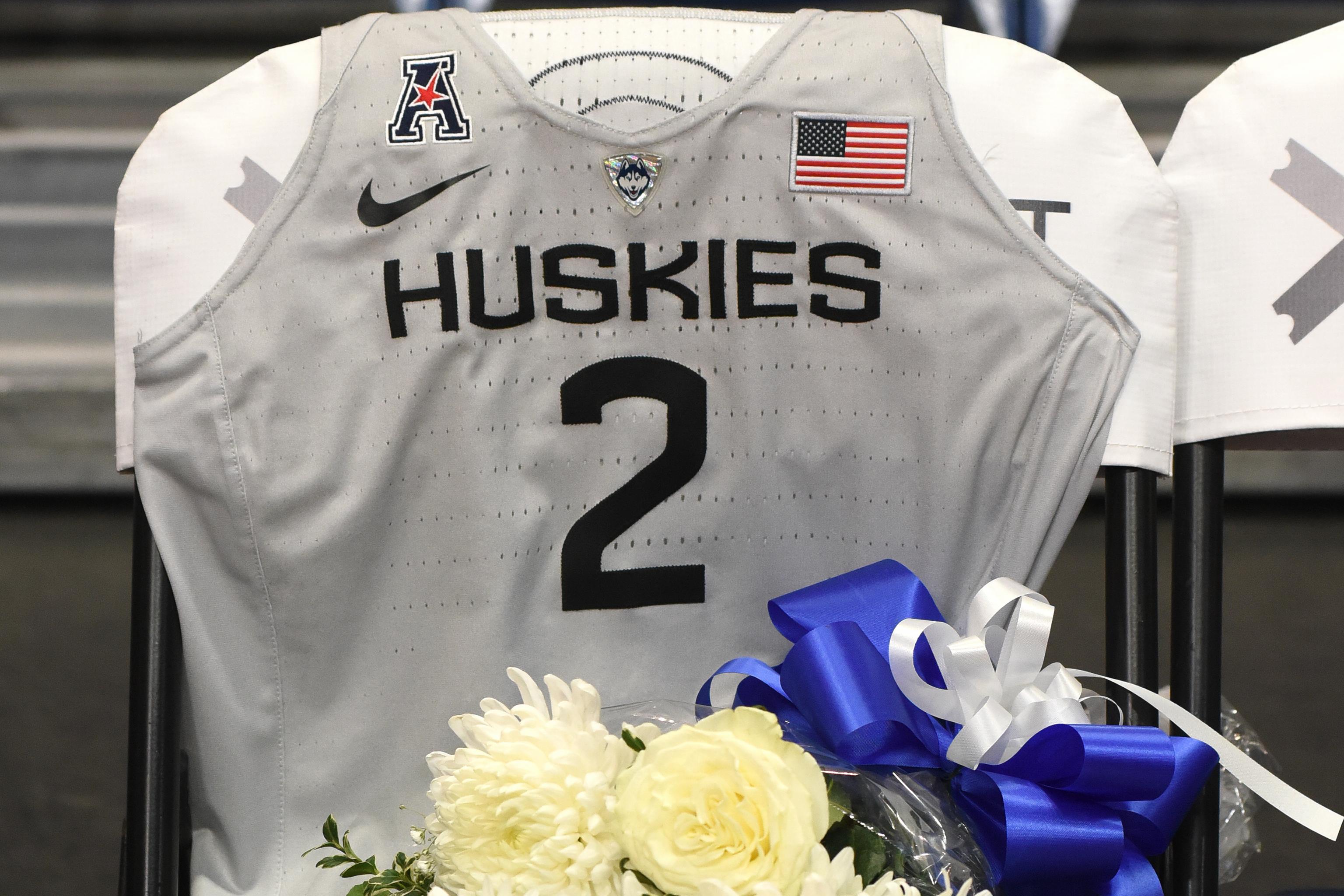 Gianna Bryant honored by UConn women's basketball team in touching tribute  - CBS News