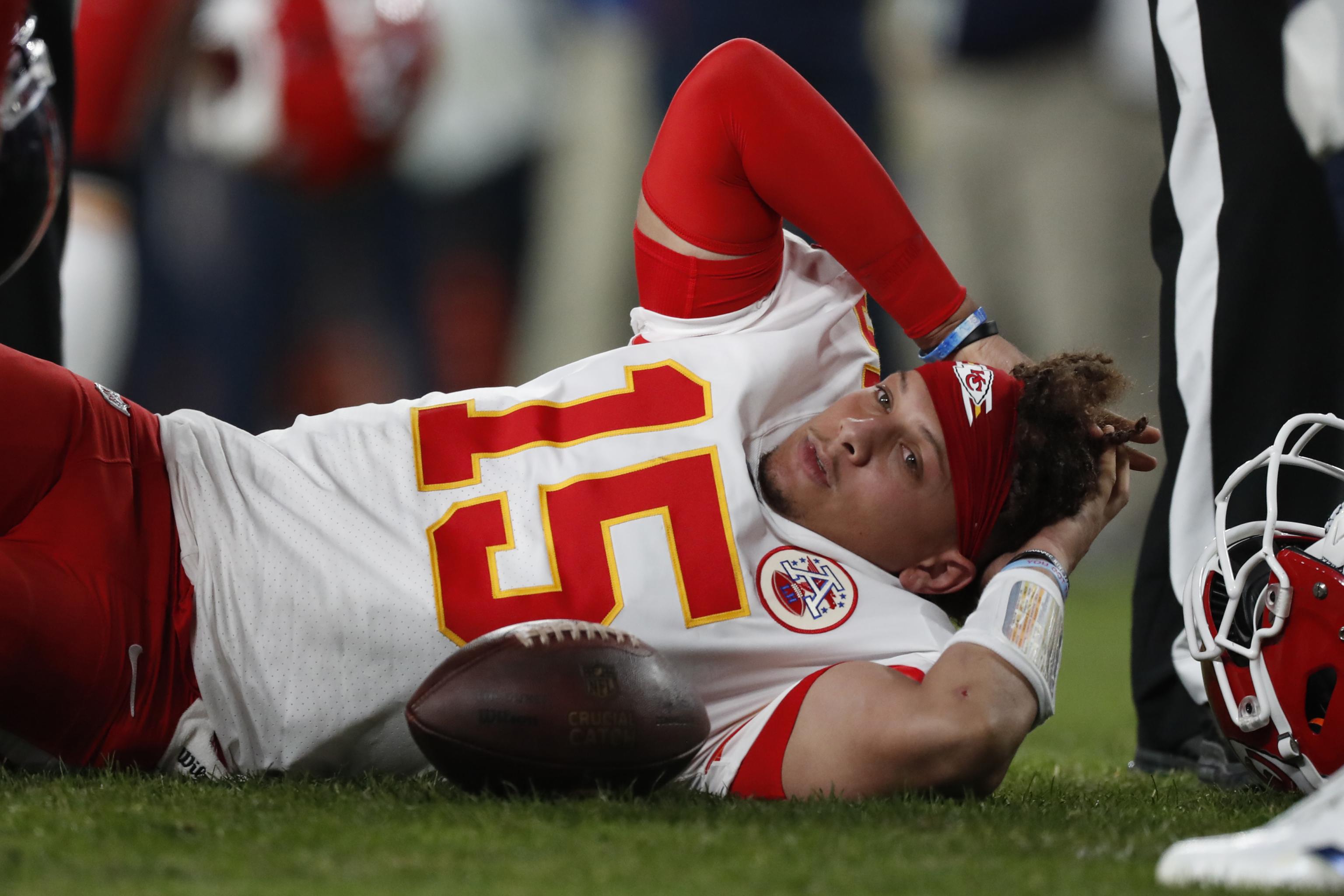 Chiefs' Patrick Mahomes injures right knee against Broncos