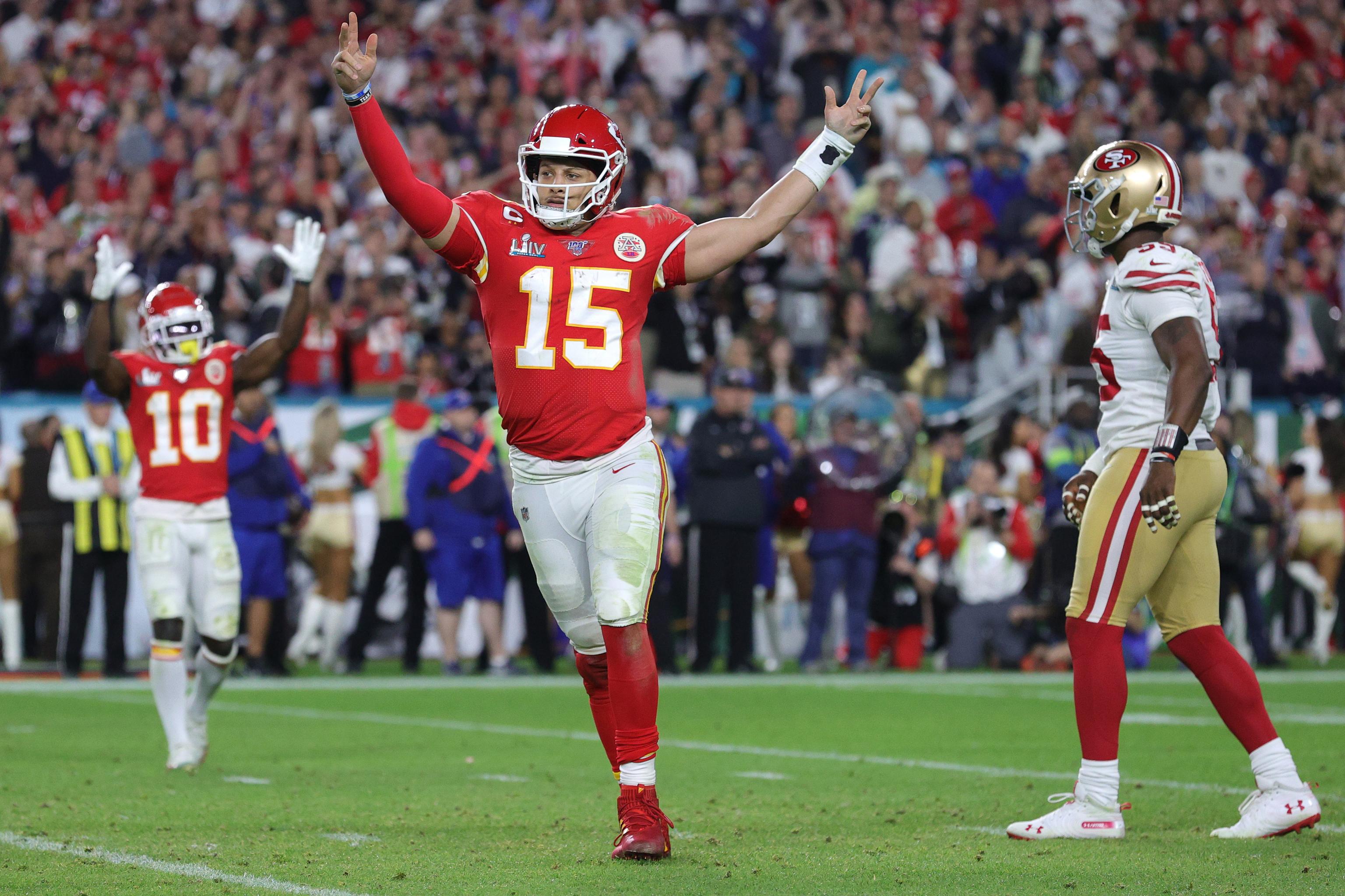 Chiefs' Travis Kelce beats Patrick Mahomes in long-drive competition