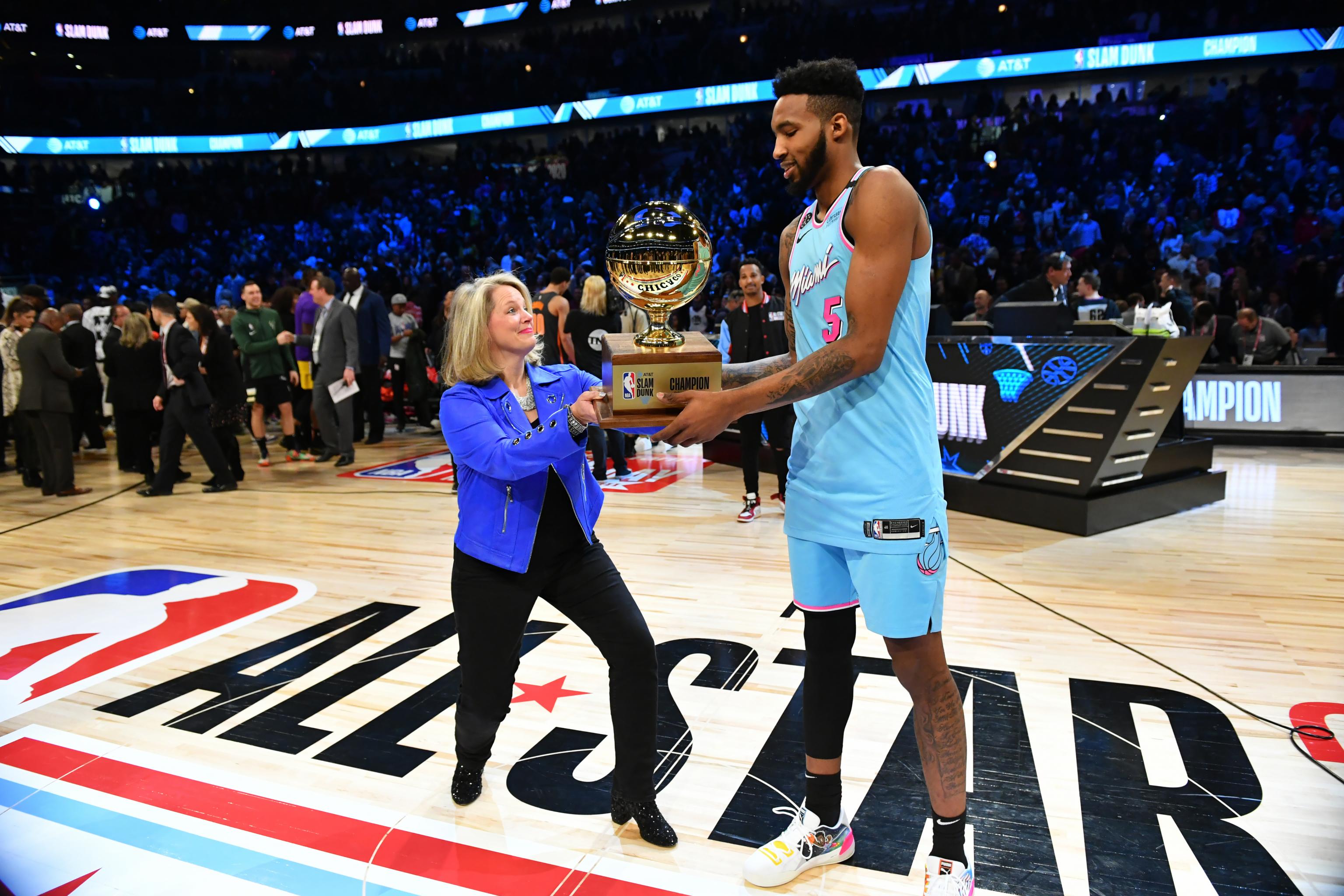 tyk Vent et øjeblik motor Derrick Jones Jr. Wins 2020 NBA Slam Dunk Contest: Where Win Ranks All Time  | News, Scores, Highlights, Stats, and Rumors | Bleacher Report