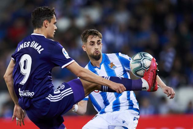 SAN SEBASTIAN, SPAIN - FEBRUARY 28: Enes Unal of Real Valladolid CF duels for the ball with Adnan Januzaj of Real Sociedad during the Liga match between Real Sociedad and Real Valladolid CF at Estadio Anoeta on February 28, 2020 in San Sebastian, Spain. (Photo by Juan Manuel Serrano Arce/Getty Images)
