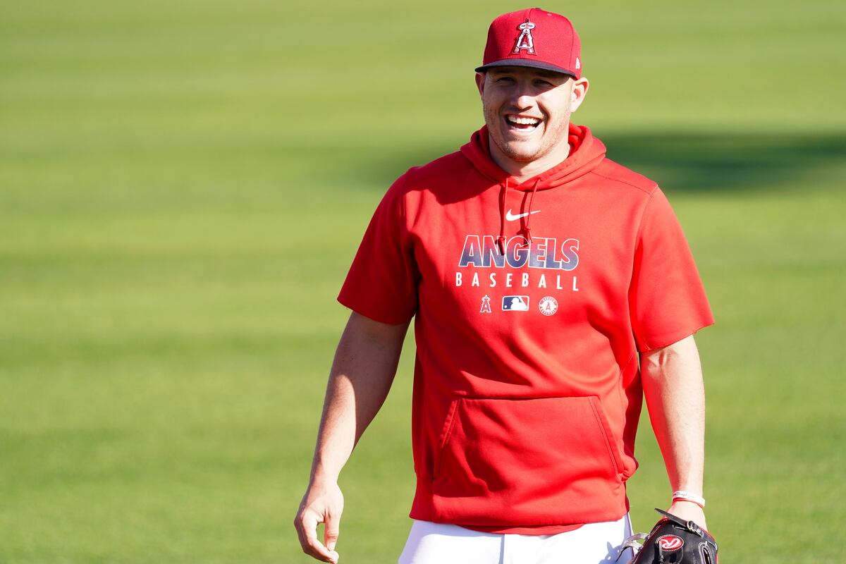 Video Angels' Mike Trout Crushes Golf Balls at Driving Range News