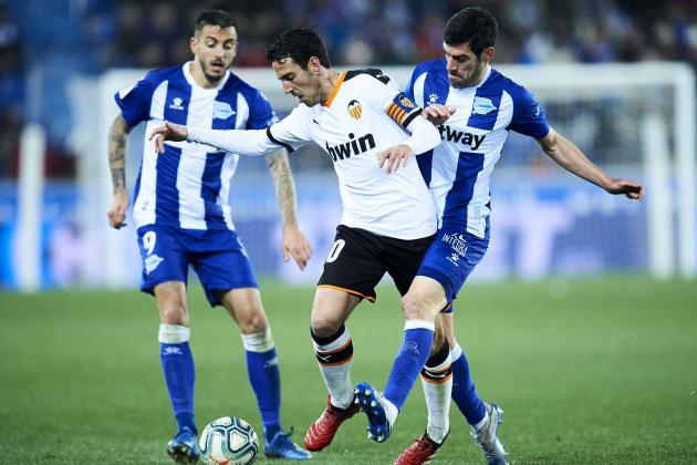 VITORIA-GASTEIZ, SPAIN - MARCH 06: Daniel Parejo of Valencia CF duels for the ball with Manuel Garcia of Deportivo Alaves during the Liga match between Deportivo Alaves and Valencia CF at Estadio de Mendizorroza on March 06, 2020 in Vitoria-Gasteiz, Spain. (Photo by Juan Manuel Serrano Arce/Getty Images)