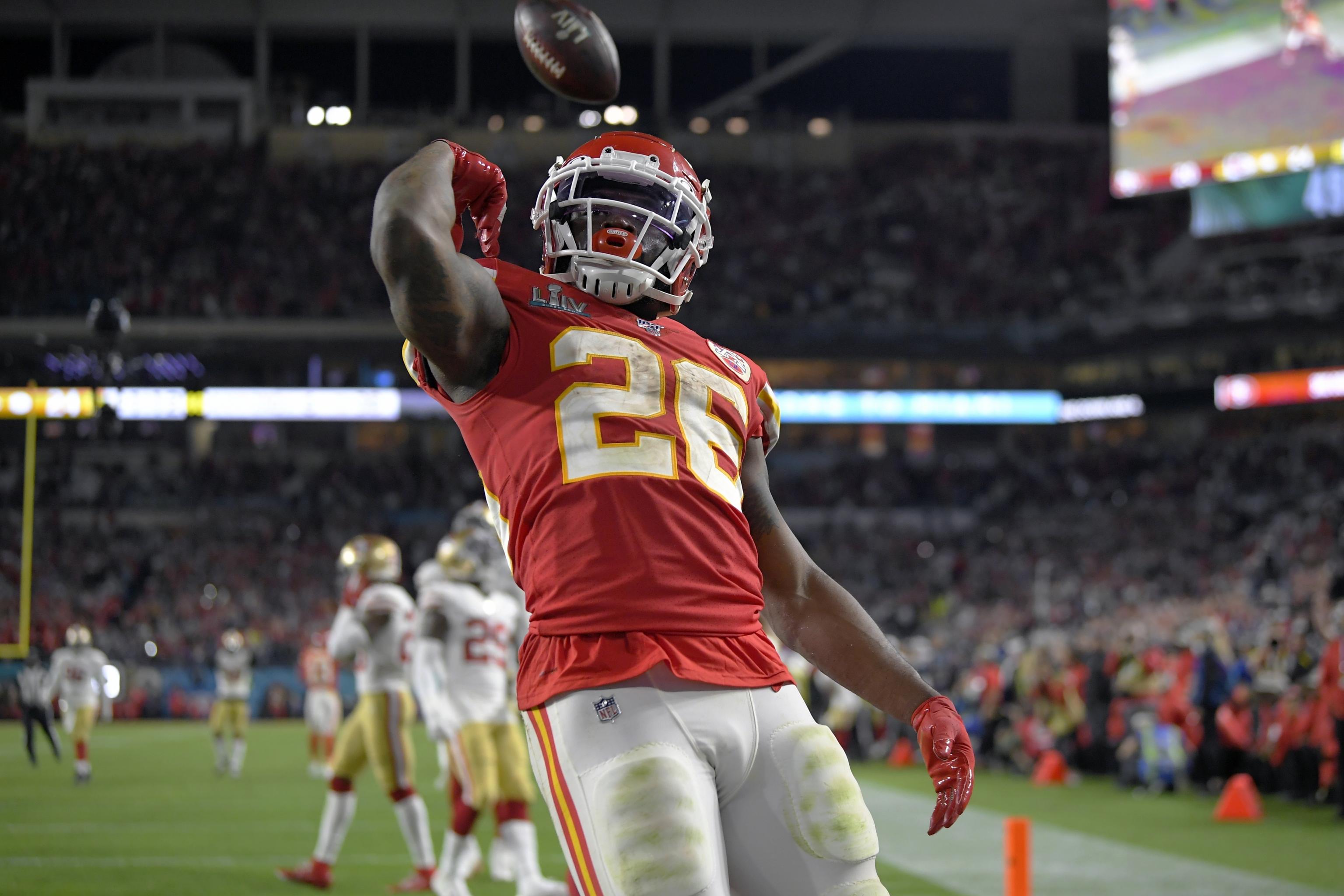 Chiefs Pickup Contract Options on RB Damien Williams, LB Damien