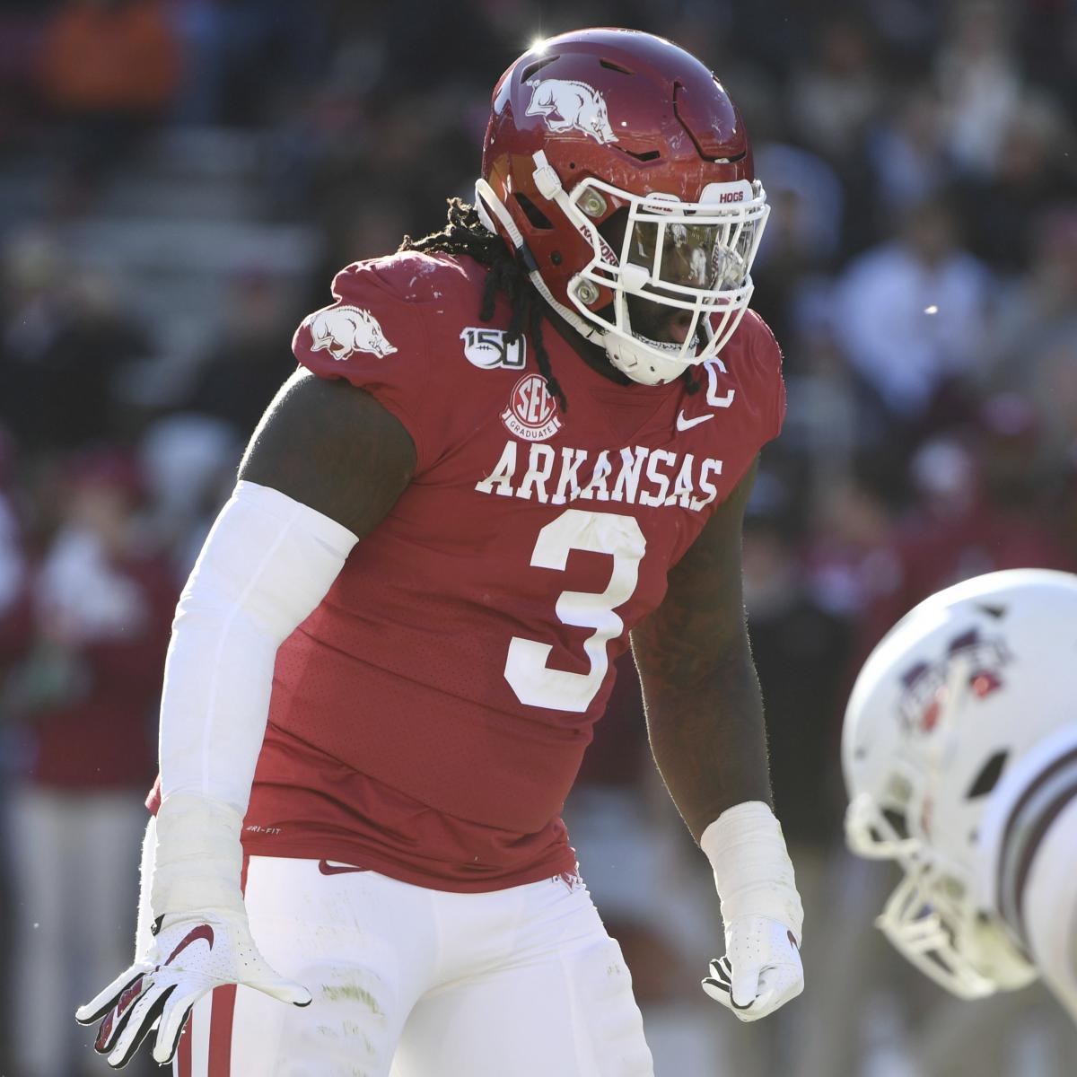 Arkansas defensive lineman McTelvin Agim gets ready to run a play