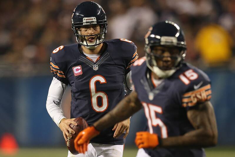 CHICAGO, IL - OKTOBER 22: Jay Cutler # 6 dari Chicago Bears diluncurkan ketika Brandon Marshall # 15 menjalankan rutenya melawan Detroit Lions di Soldier Field pada 22 Oktober 2012 di Chicago, Illinois. Beruang mengalahkan Singa 13-7. (Foto oleh Jonathan Daniel / Getty Images)