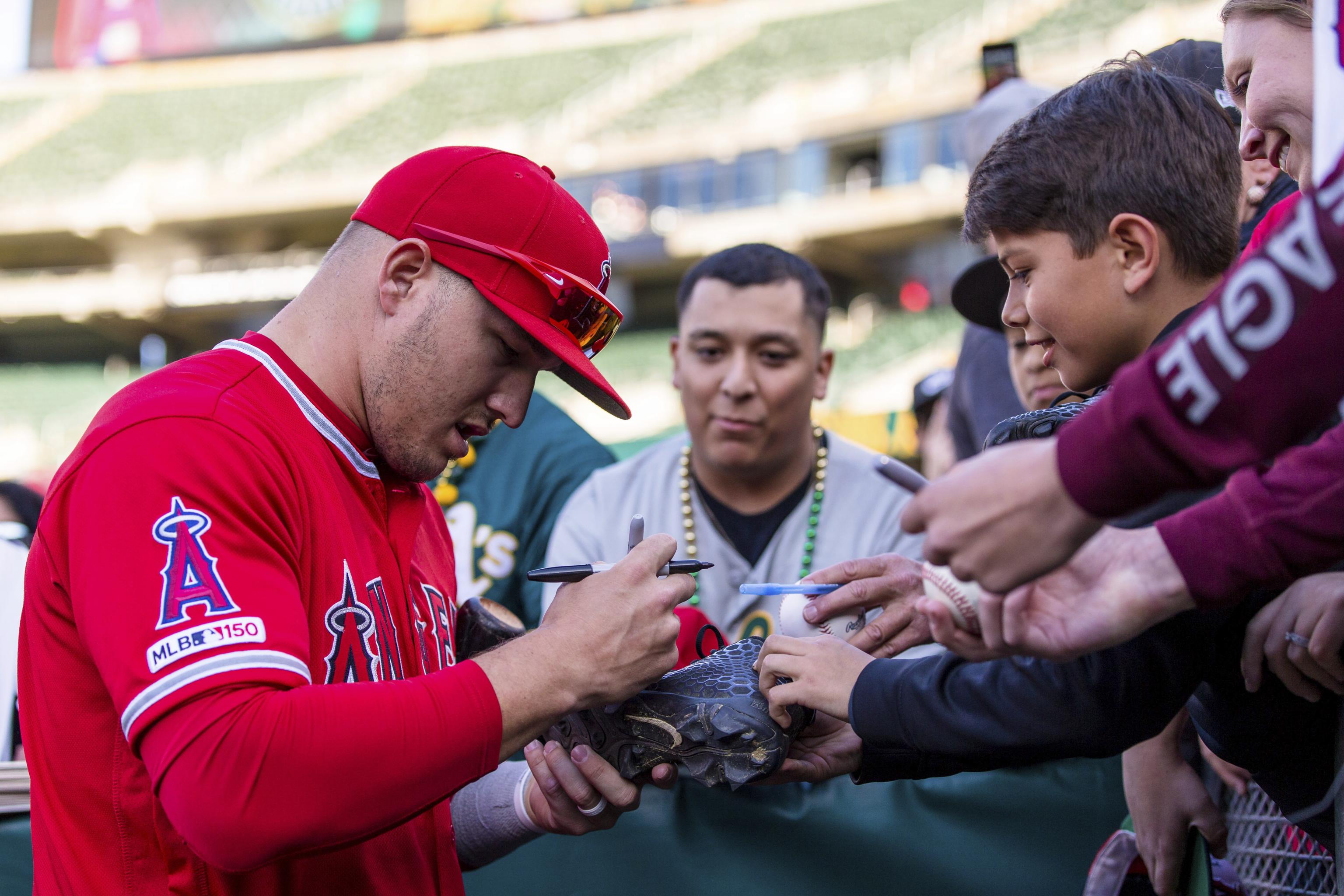 Mike Trout Feeds ShopRite Employees in Millville