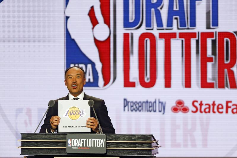 Deputi Komisioner NBA Mark Tatum mengumumkan bahwa Los Angeles Lakers telah memenangkan pemilihan keempat selama lotere basket NBA Selasa, 14 Mei 2019, di Chicago. (Foto AP / Nuccio DiNuzzo)