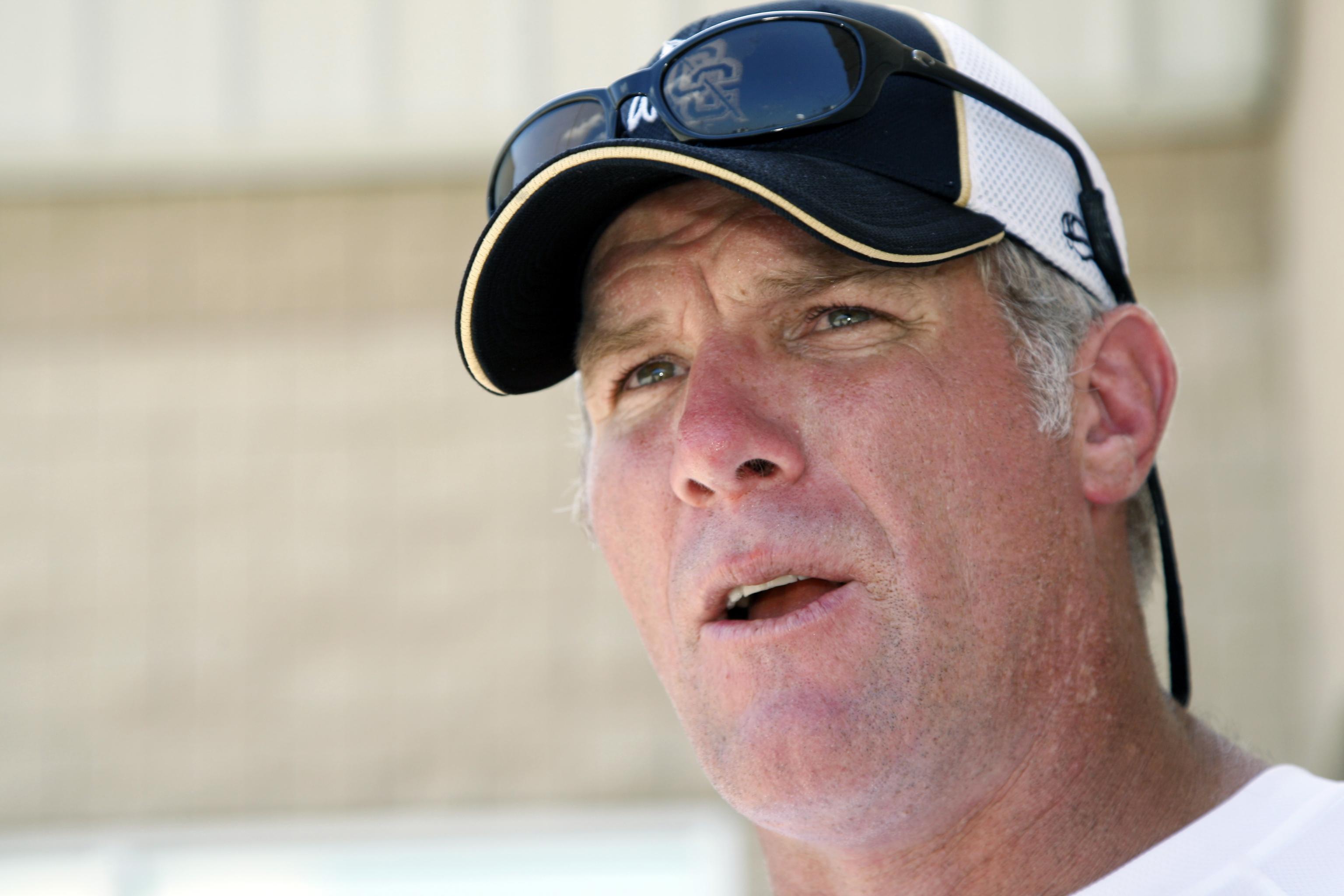 Teammates say Favre texted them of plans to retire - The San Diego  Union-Tribune