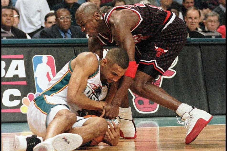 Super-Rare Game-Worn 1997 Michael Jordan Bulls Uniform Up for