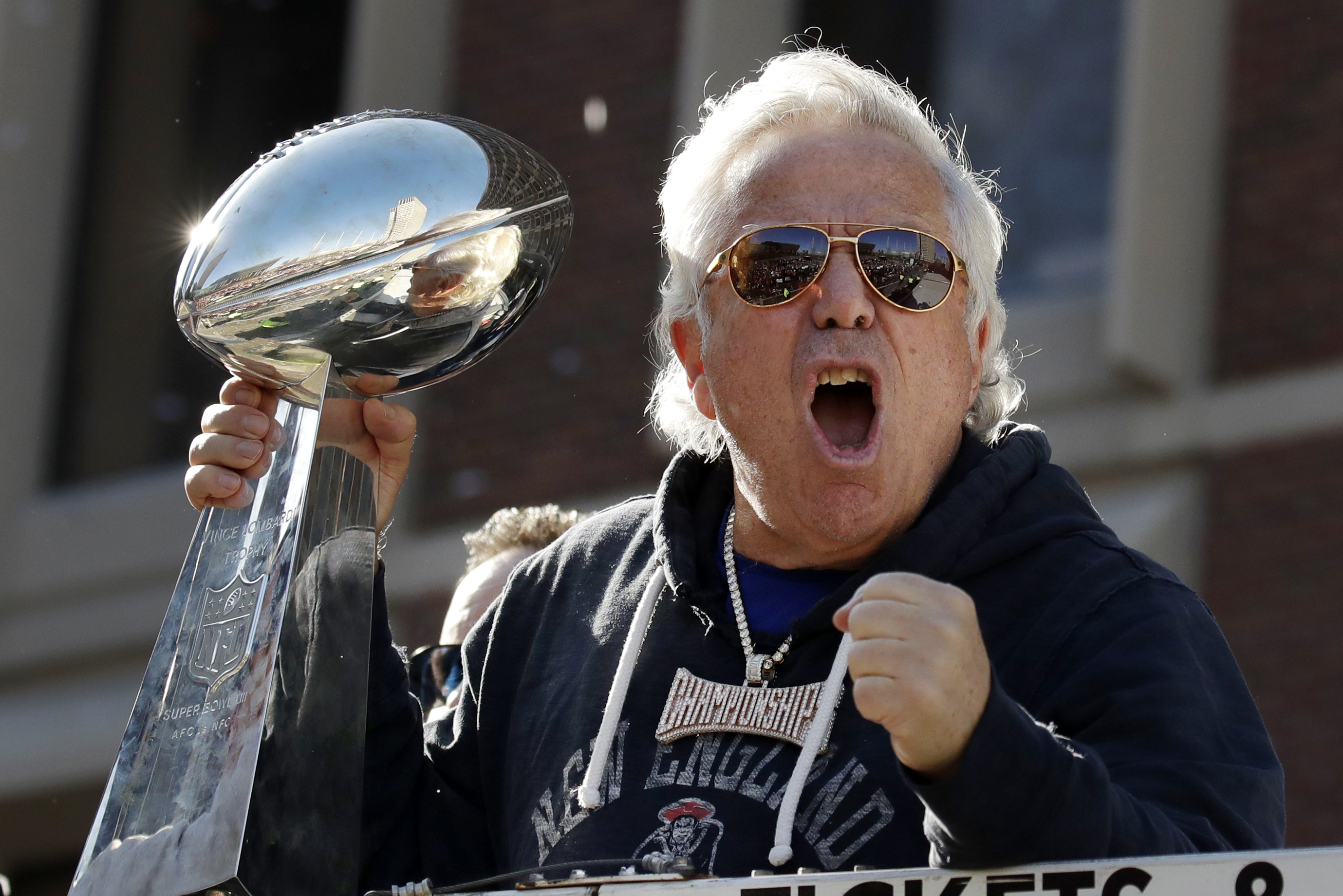 LOOK: Patriots receive Super Bowl rings at Robert Kraft's house 