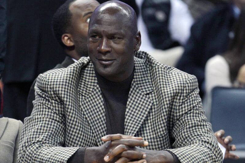 FILE - Dalam foto 14 Januari 2012 ini, pemilik tim bola basket Charlotte Bobcats Michael Jordan menyaksikan selama paruh pertama pertandingan bola basket NBA antara Charlotte Bobcats dan Golden State Warriors di Charlotte, NC Selasa, 7 Agustus 2012. Presiden Barack Obama bergabung dengan legenda NBA Michael Jordan dan sejumlah bintang bola basket untuk mengumpulkan uang untuk kampanye pemilihan ulangnya akhir bulan ini. Kampanye Obama sedang merencanakan penggalangan dana