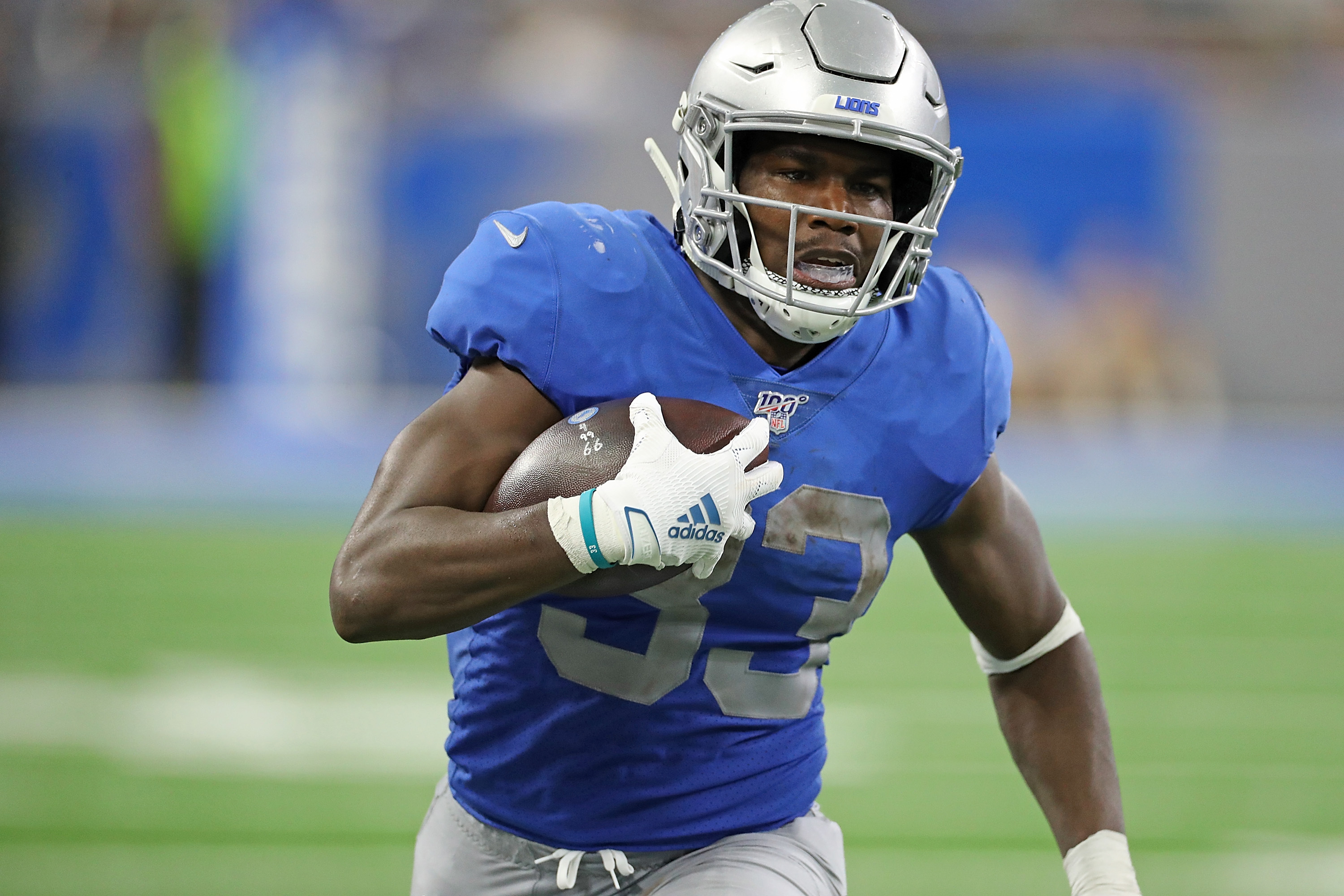 Detroit Lions running back Kerryon Johnson (33) catches a pass