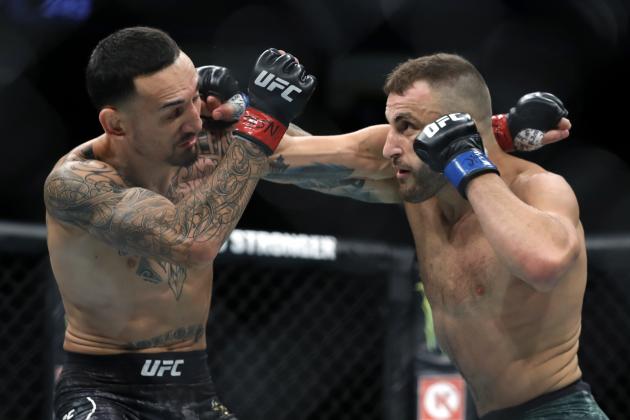LAS VEGAS, NEVADA - DECEMBER 14: Alexander Volkanovski (R) battles with UFC featherweight champion Max Holloway in their title fight during UFC 245 at T-Mobile Arena on December 14, 2019 in Las Vegas, Nevada. Volkanovski took the title by unanimous decision. (Photo by Steve Marcus/Getty Images)