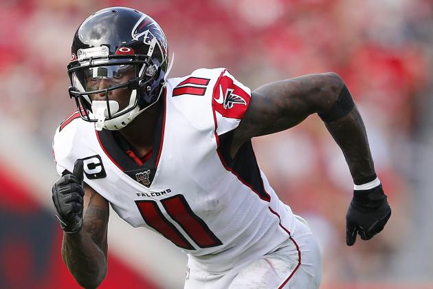 TAMPA, FLORIDA - DECEMBER 29:  Julio Jones #11 of the Atlanta Falcons in action against the Tampa Bay Buccaneers at Raymond James Stadium on December 29, 2019 in Tampa, Florida. (Photo by Michael Reaves/Getty Images)