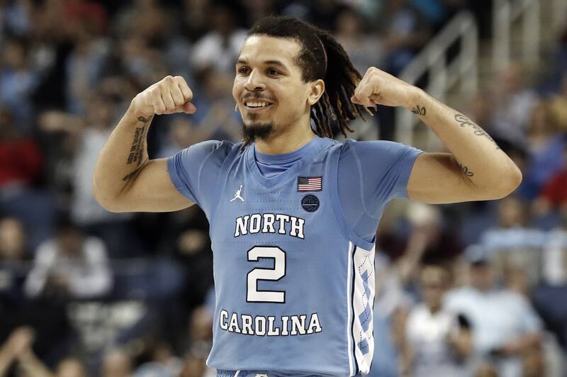 Penjaga North Carolina Cole Anthony (2) bereaksi selama paruh kedua pertandingan bola basket perguruan tinggi NCAA melawan Virginia Tech di turnamen Atlantic Coast Conference di Greensboro, N.C., Selasa, 10 Maret 2020. (AP Photo / Gerry Broome)
