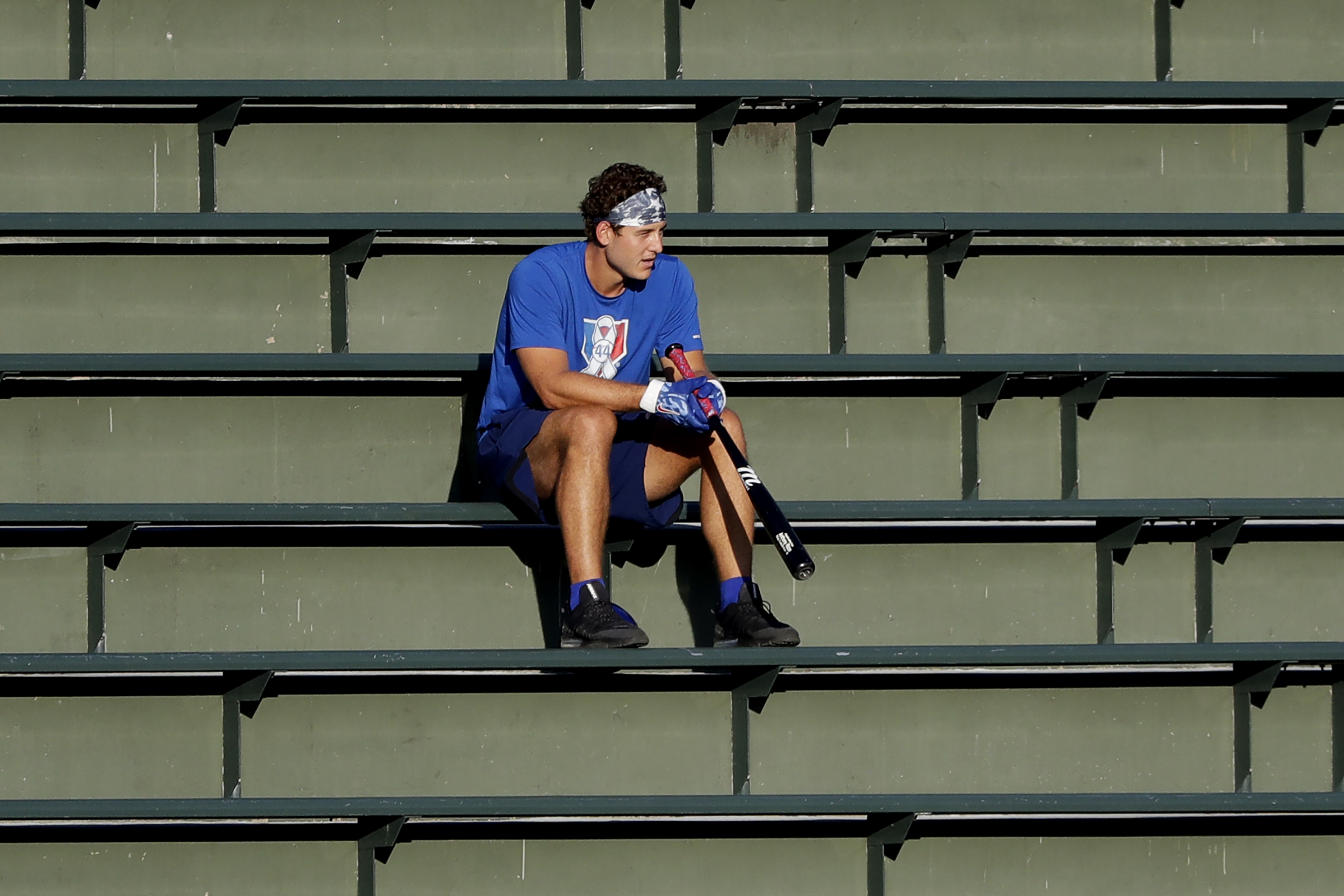 Anthony Rizzo leaves the Cubs game Saturday with back tightness