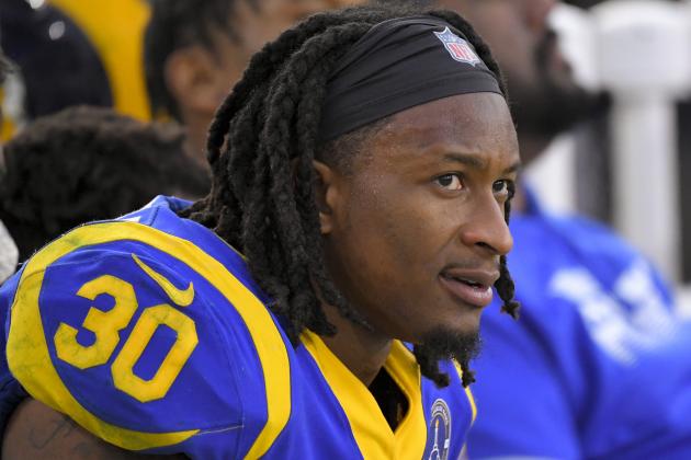 En foto del 29 de diciembre del 2019 el corredor de los Rams de Los Ángeles Todd Gurley en el juego ante los Cardinals de Arizona. El martes 9 de junio del 2020 los Falcons de Atlanta dicen que el corredor pasó su examen físico y el primer pasó para regresar a Georgia. El jugador firmó por un año con los Falcons en abril pero apenas pudo realizarse la prueba. (AP Photo/Mark J. Terrill, File)