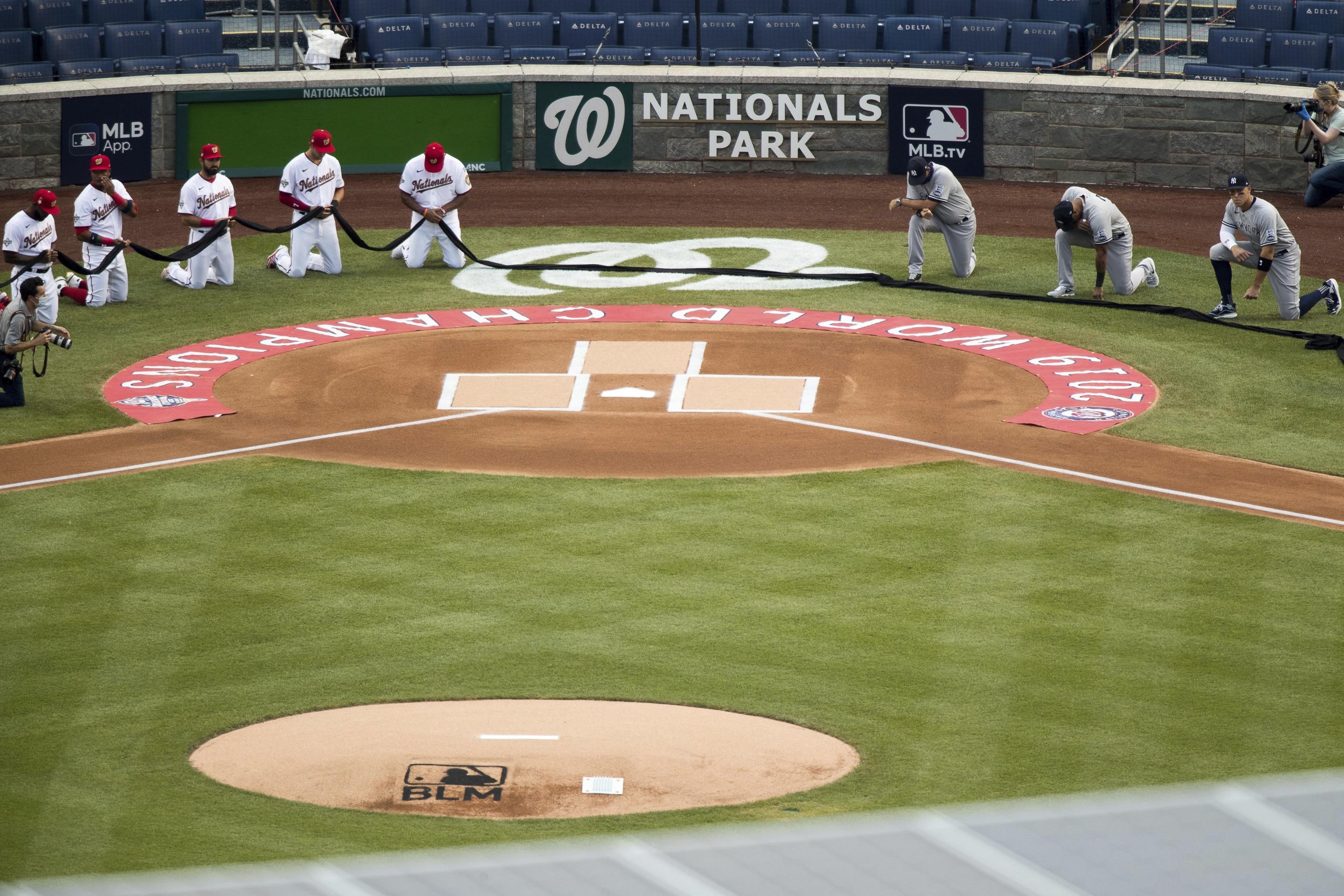 Mookie Betts, Gabe Kapler kneel for anthem before Dodgers-Giants game