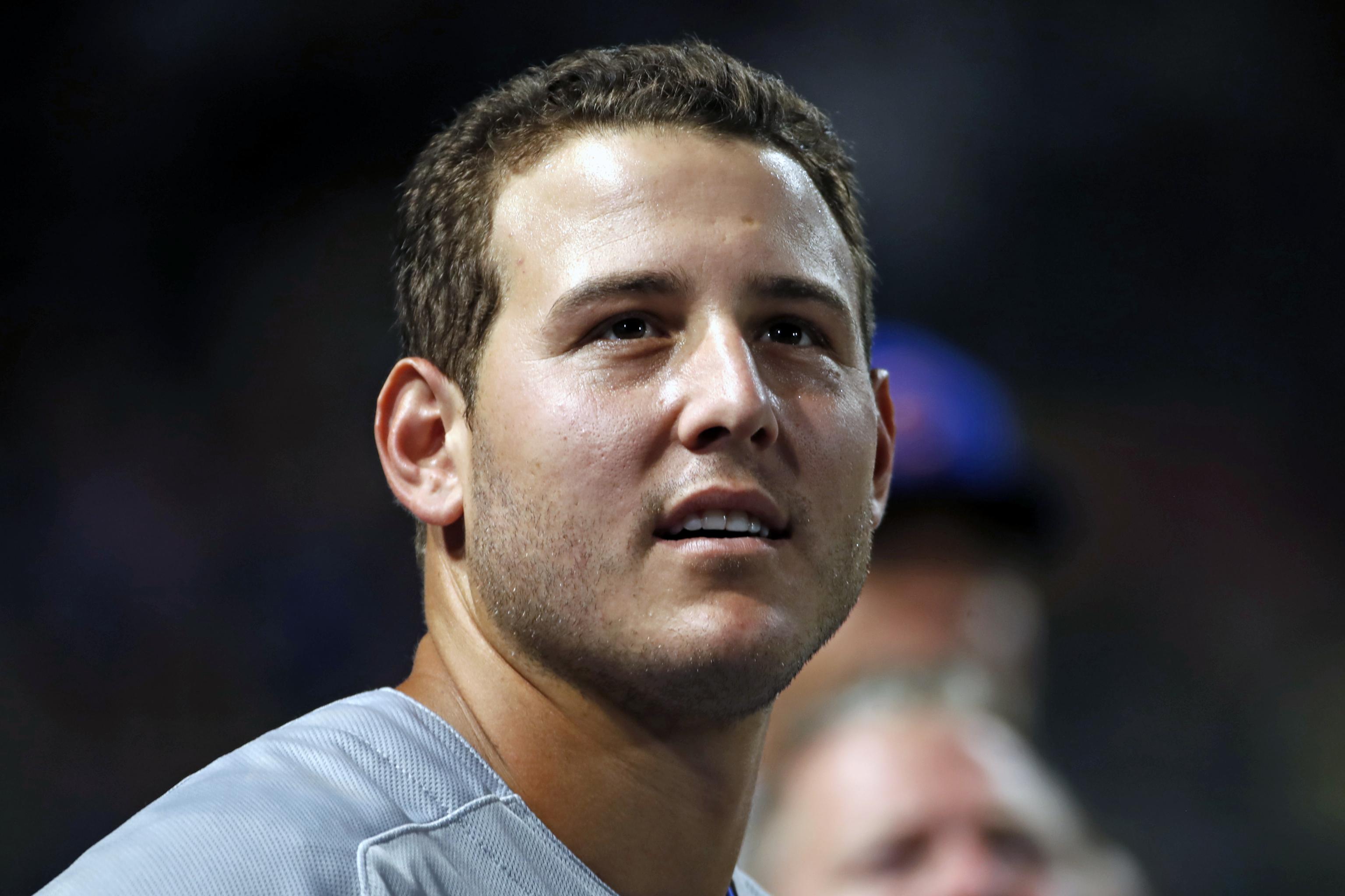 Cubs Player Anthony Rizzo Gives Hand Sanitizer to Opponent During Game