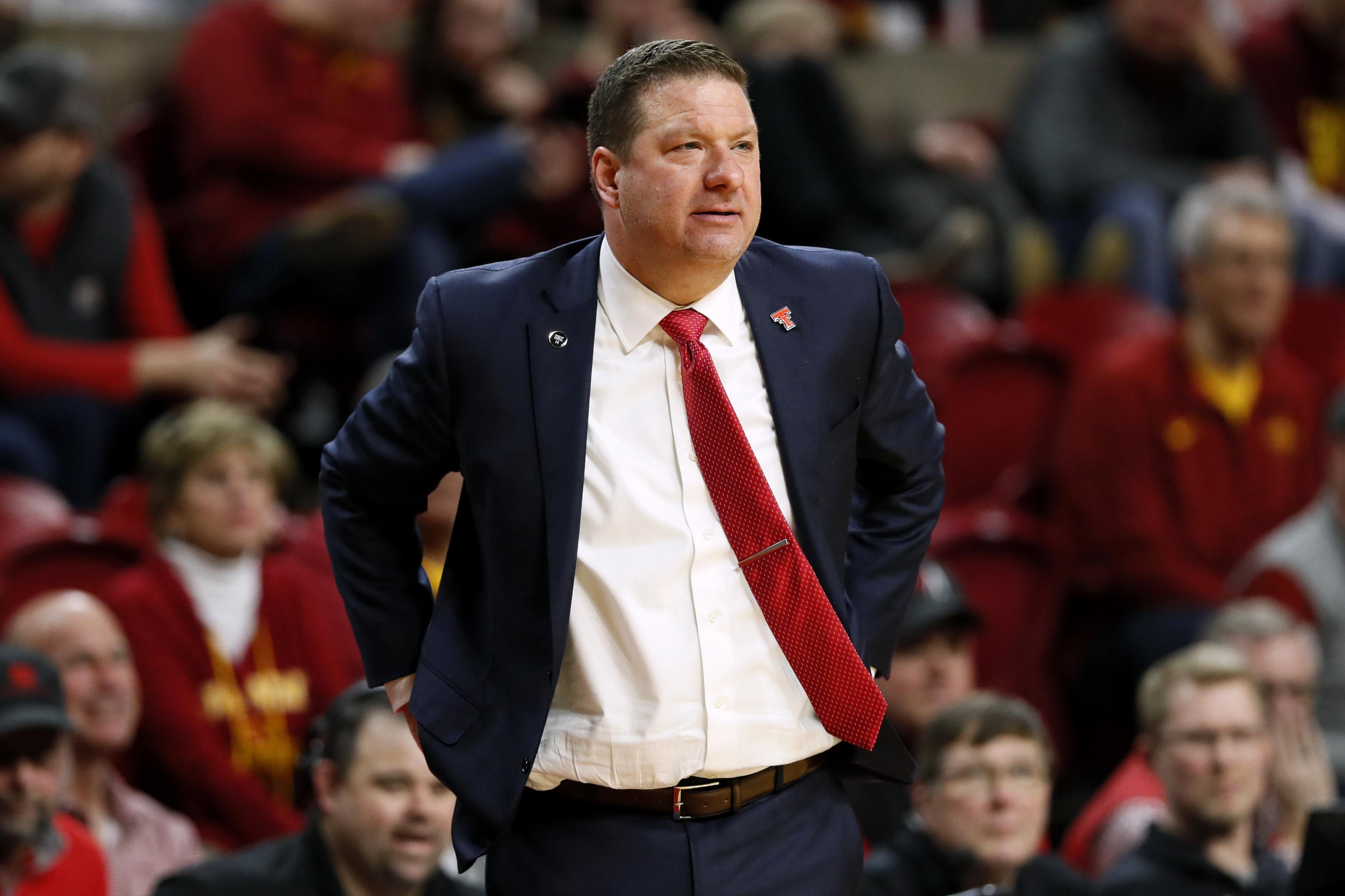 Texas Tech Basketball Coach Chris Beard Officiates Fan S Wedding Brings Food Bleacher Report Latest News Videos And Highlights