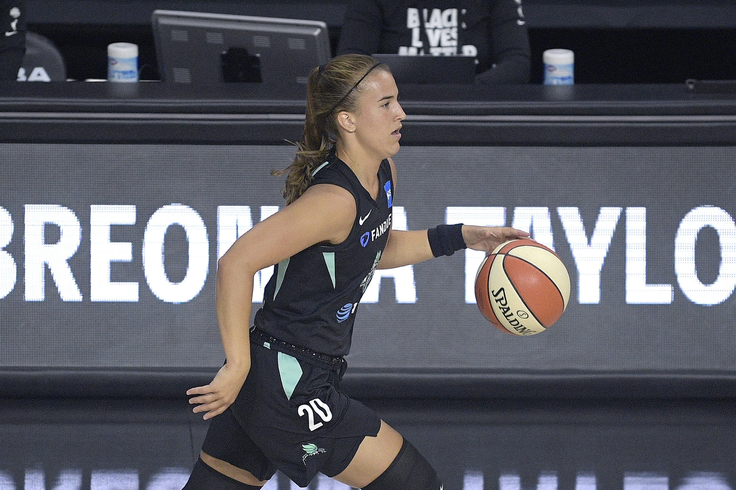 New York Liberty S Sabrina Ionescu Leaves Game With Ankle Sprain