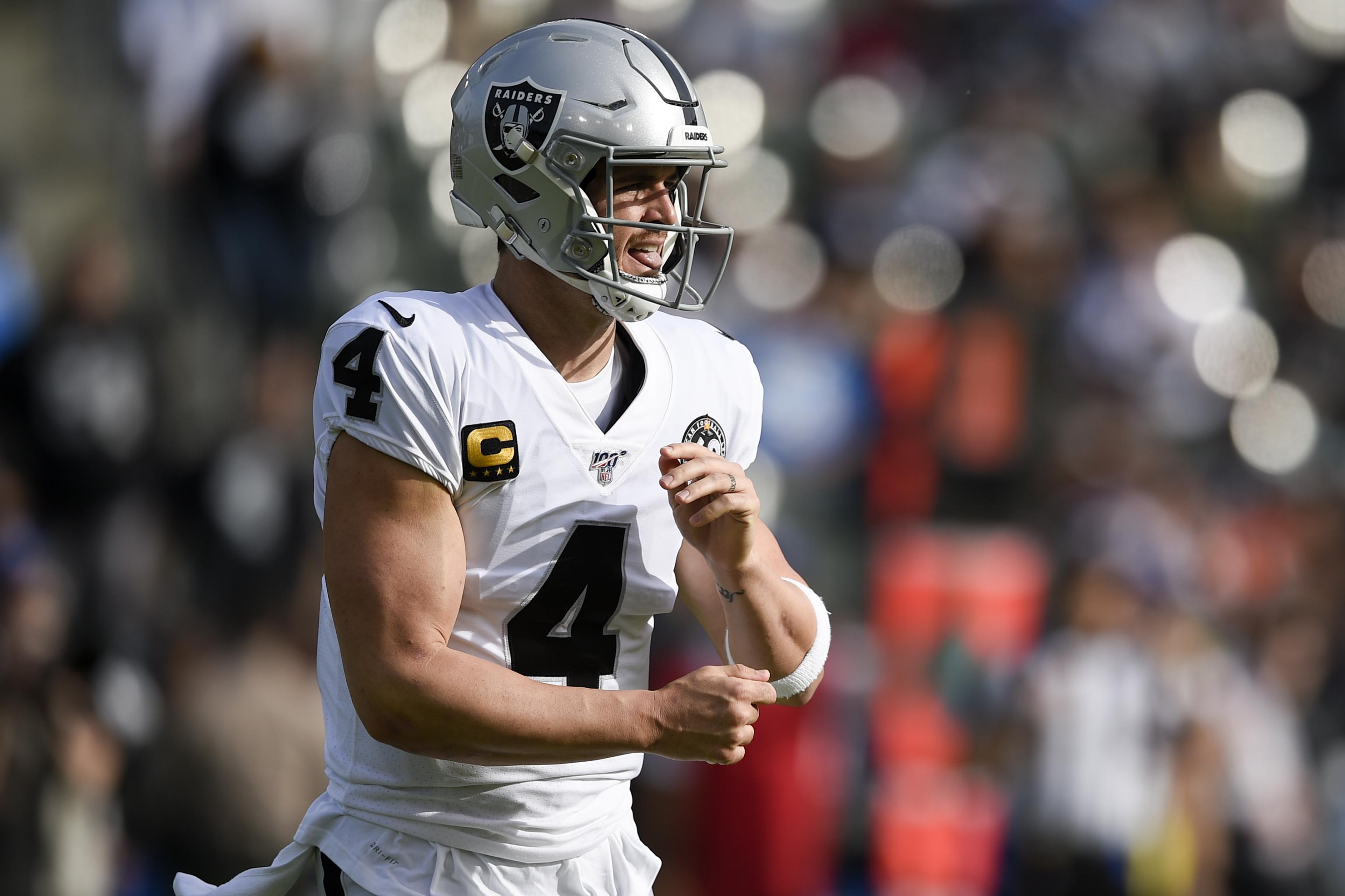 Raiders QB Derek Carr Leaves Team, Gifts Teammates Diamond Pendants